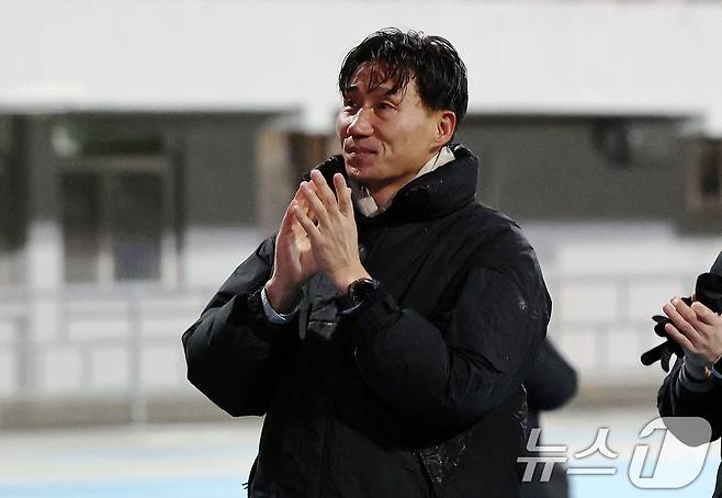 이영민 부천FC 감독이 8일 오후 경기 수원시 장안구 수원종합경기장에서 열린 하나은행 K리그 승강 플레이오프(PO) 2차전 수원FC와 부천FC의 경기에서 수원FC에 3대 2로 이기며 승격을 확정 지은 뒤 팬들에게 감사 인사를 하고 있다. 2025.12.8/뉴스1 ⓒ News1 구윤성 기자