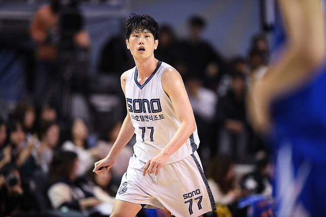 고양 소노 최승욱이 7일 잠실학생체육관에서 열린 2025~2026 LG전자 프로농구 정규리그 3라운드 서울 삼성전에서 득점 후 상대 공격진을 바라보고 있다. 사진 | KBL