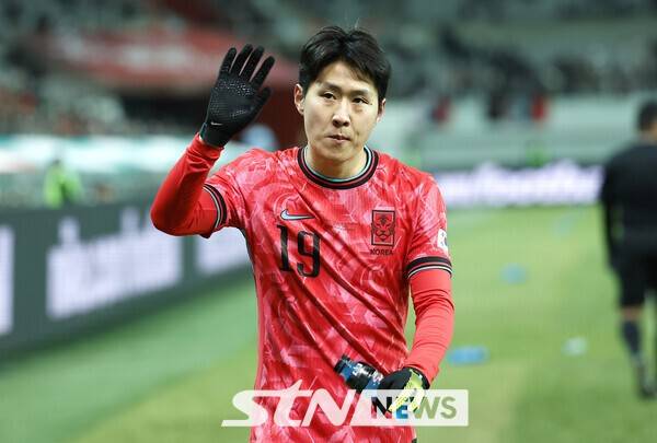 서울월드컵경기장에서 열린 축구 국가대표팀 평가전 대한민국과 가나의 경기, 이강인이 교체되며 관중들에게 인사를 하고 있다. /사진=뉴시스