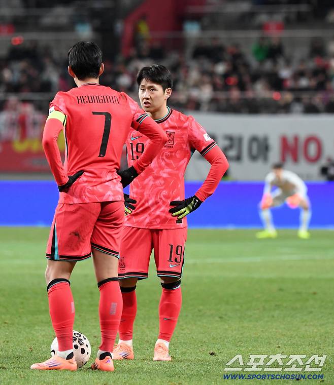 18일 서울월드컵경기장에서 열린 대한민국과 가나의 A매치 평가전. 손흥민, 이강인이 프리킥을 시도하고 있다. 상암=박재만 기자 pjm@sportschosun.com/2025.11.18/