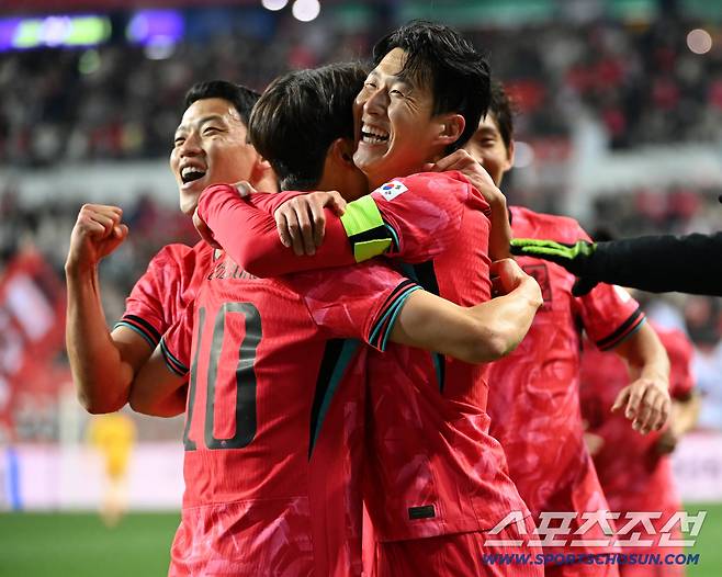 14일 대전월드컵경기장에서 열린 대한민국과 볼리비아의 A매치 평가전. 손흥민이 프리킥 선제골을 터뜨리고 기쁨을 나누고 있다. 대전=허상욱 기자wook@sportschosun.com/2025.11.14/