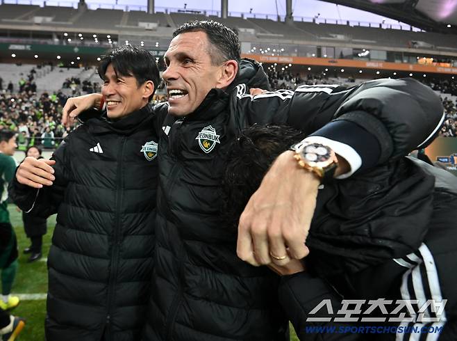 6일 서울월드컵경기장에서 열린 2025 하나은행 코리아컵 결승, 전북 현대와 광주FC의 경기. 전북이 승리하며 우승을 차지했다. 정조국 코치와 기쁨을 나누는 거스 포옛 감독의 모습. 상암=허상욱 기자wook@sportschosun.com/2025.12.06/