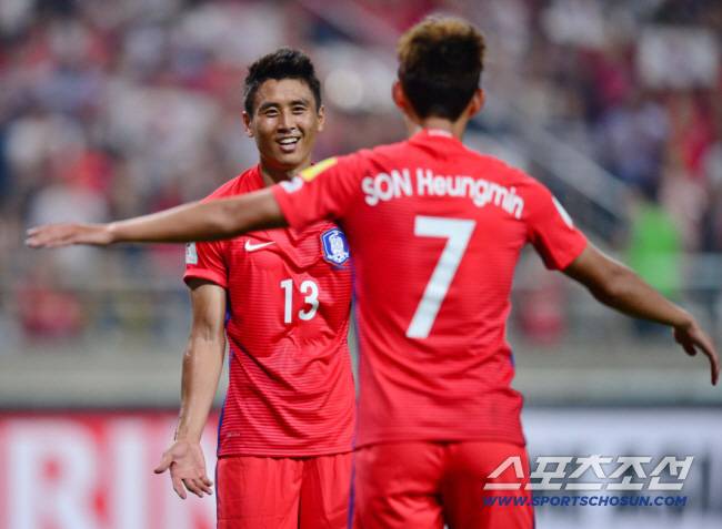 2018 FIFA 러시아 월드컵 최종예선 1차전 한국과 러시아의 경기가 1일 오후 서울월드컵경기장에서 열렸다. 후반 세 번째 골을 성공시킨 구자철이 손흥민과 환호하고 있다.
상암=김경민 기자 kyungmin@sportschosun.com / 2016.09.01.