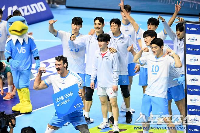 7일 인천계양체육관에서 열린 V리그 남자부 대한항공과 삼성화재의 경기. 대한항공이 3대1로 승리했다. 트리플크라운을 달성한 러셀이 기념촬영을 하고 있다. 인천=허상욱 기자wook@sportschosun.com/2025.12.07/
