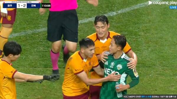 퇴장당해 나가면서도 싸우는 이승우. ⓒ쿠팡플레이