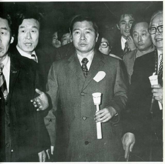 김대중 씨가 1976년 3월1일 민주구국선언문을 발표한 후 명동성당 앞에서 촛불시위를 하던 모습. (사진=김대중이희호 기념사업회)