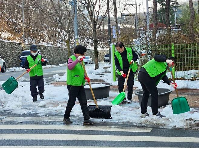 영주시 관계자들이 제설작업을 하고 있다. 영주시 제공