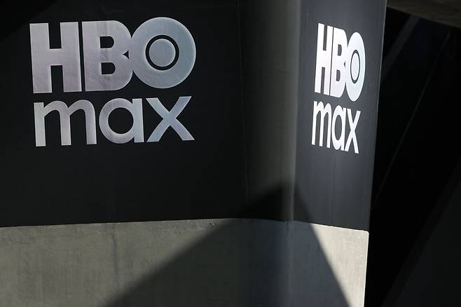 5일 캘리포니아 컬버시티에 위치한 워너브라더스 디스커버리 사무실 외부에 HBO Max 로고가 보인다. /AFP 연합뉴스