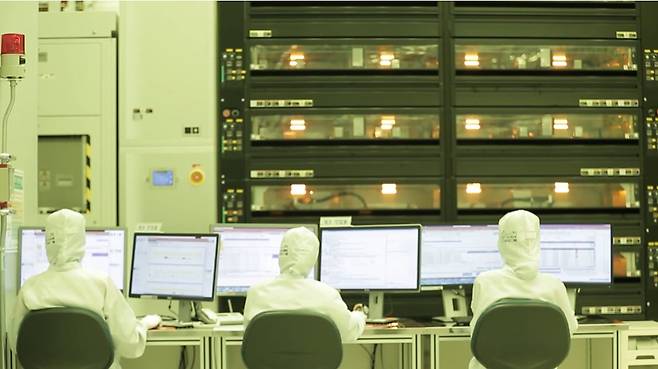 SK하이닉스 반도체 생산 라인에서 직원들이 업무를 보고 있다. /SK하이닉스