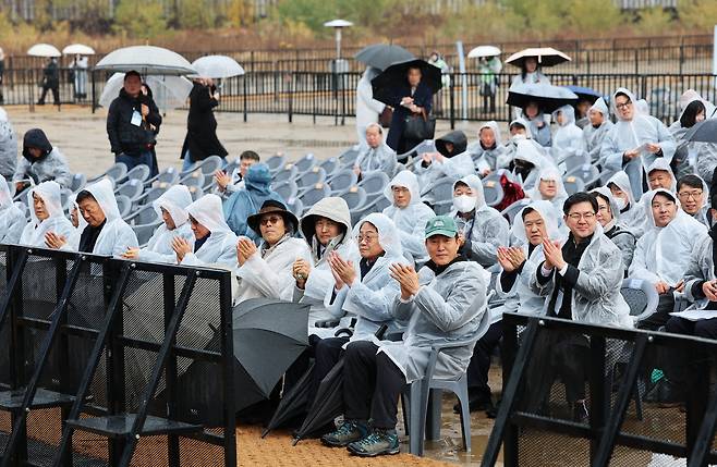 오세훈 서울시장(첫줄 오른쪽 첫번째)이 11월 27일 오후 서울 용산구 정비창 일대에서 열린 용산국제업무지구 도시개발사업 기공식에서 손뼉을 치고 있다. /뉴스1