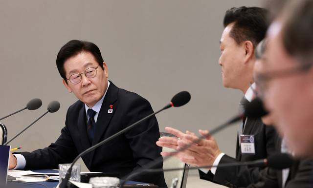 이재명 대통령이 8일 용산 대통령실 청사에서 열린 지방시대위원회 보고회에서 참석자 발언을 듣고 있다.연합뉴스