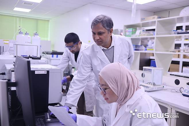 포스텍 첨단원자력공학부 원자력환경연구실 연구원들이 음이온성 요오드 핵종의 화학종과 농도를 분석하고 있다.