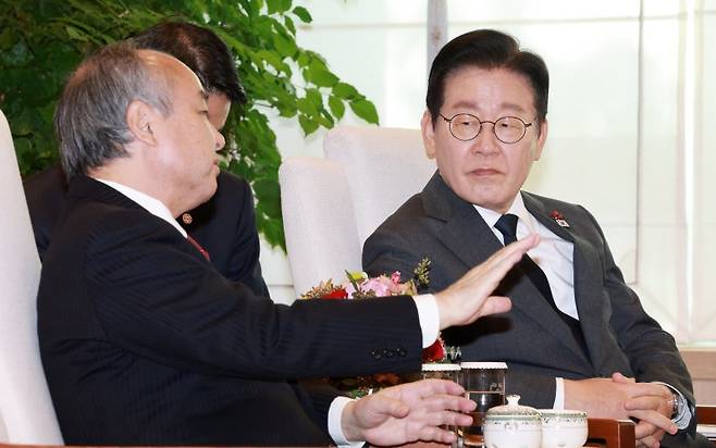 이재명 대통령이 지난 5일 서울 용산 대통령실 청사에서 손정의 소프트뱅크그룹 회장 접견을 하며 손 회장 발언을 듣고 있다. 사진=뉴시스