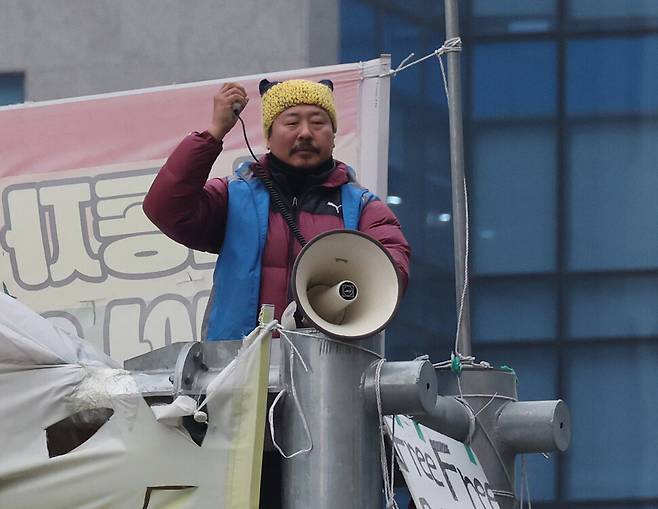 지난달 24일 아침 서울 중구 세종호텔 앞에서 세종문화 투쟁 아침선전전이 열려 고공농성중인 고진수 지부장이 호텔 앞 교통구조물 위에서 투쟁을 외치고 있다. 백소아 기자 thanks@hani.co.kr