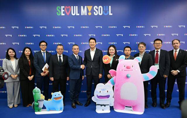 오세훈(왼쪽 여섯 번째) 서울시장이 5일(현지시간) 베트남 하노이대에서 열린 ‘서울 인재유치 네트워크 프로모션 세미나’에서 참석자와 기념사진을 촬영하고 있다. 서울시 제공