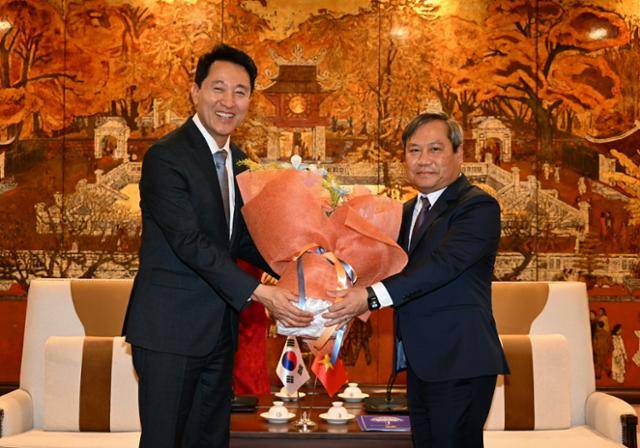 5일(현지시간) 하노이 인민위원회를 찾은 오세훈(왼쪽) 서울시장이 부 다이 탕 하노이 인민위원장과 만나고 있다. 서울시 제공