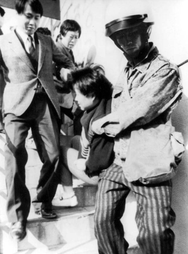 1989년 12월 21일 마산 수출자유지역 내에 위치한 한국TC전자에서 회사 폐업에 항의하며 9개월째 점거농성을 벌인 노동자가 경찰에 의해 끌려나오고 있다. TC전자는 미국인이 전액 출자해 1972년 설립된 회사로, 회사는 노조와 단체협상이 결렬된 이후 "수출 경쟁력을 상실해 더 가동할 수 없다"고 폐업했다. 한국일보 자료사진