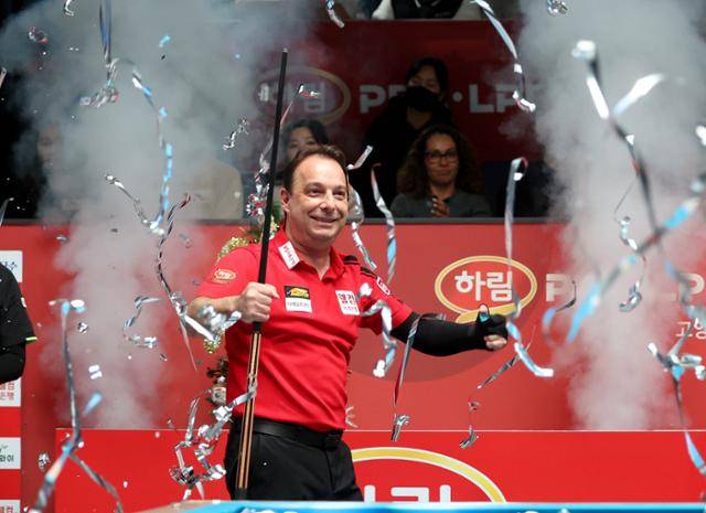 다니엘 산체스가 7일 경기 고양시 킨텍스 PBA 스타디움에서 열린 2025~26시즌 8차 투어 '하림 PBA-LPBA 챔피언십' PBA 결승전에서 강동궁을 세트스코어 4-2로 꺾고 우승을 차지한 뒤 환호하고 있다. PBA 제공