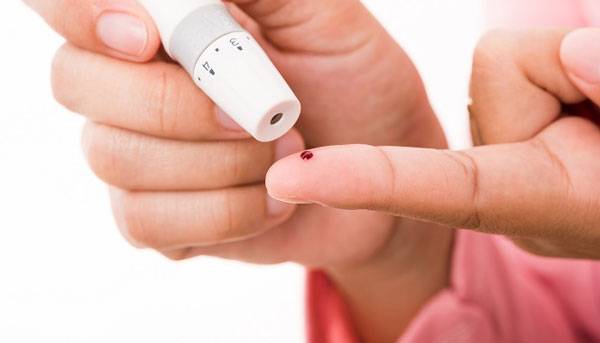 전문가들은 손 따기가 소화불량을 개선한다는 주장에 대해 회의적이다./사진=클립아트코리아