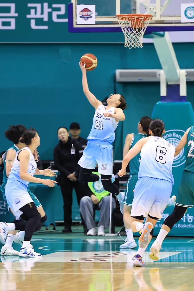 인천 신한은행 김진영이 슛하는 모습. 사진=WKBL