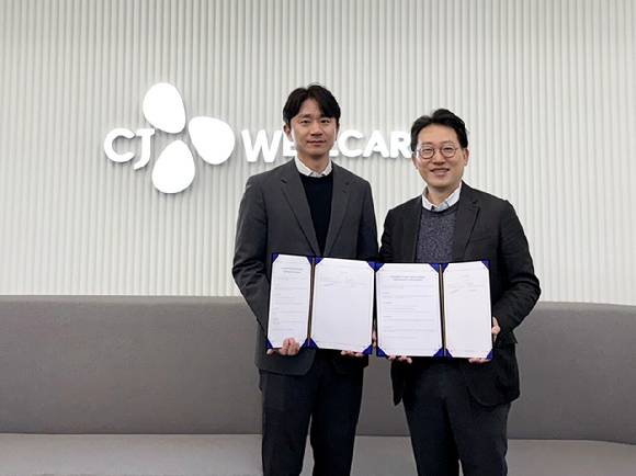 김슬기 바로팜 대표와 윤상배 CJ웰케어 대표(오른쪽)가 협약서를 들고 있는 모습. [사진=CJ웰케어 제공]
