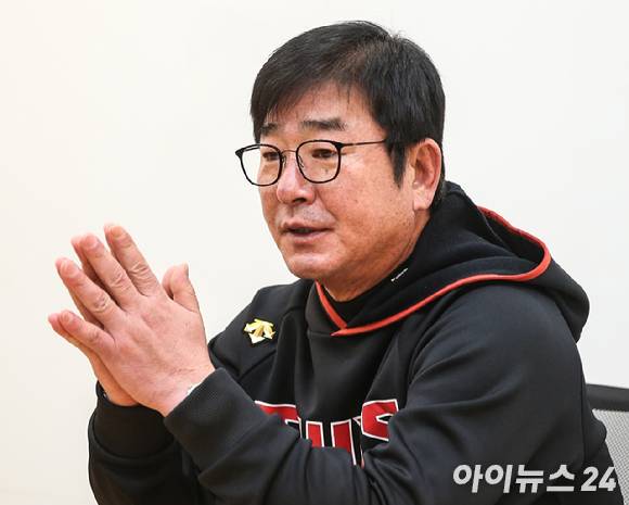 지난 2020년 11월 1일 오후 서울 잠실야구장에서 열릴 '2020 KBO리그 포스트시즌 와일드카드 결정전 키움 히어로즈 대 LG 트윈스의 경기 1차전을 앞두고 류중일 감독이 인터뷰를 갖고 있다. [사진=정소희 기자]