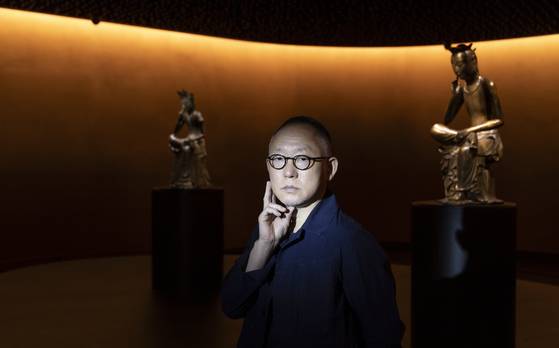 국립중앙박물관 '사유의 방'을 만든 건축가 최욱. 국보 반가사유상 두 점만이 놓였다. 권혁재 사진전문기자