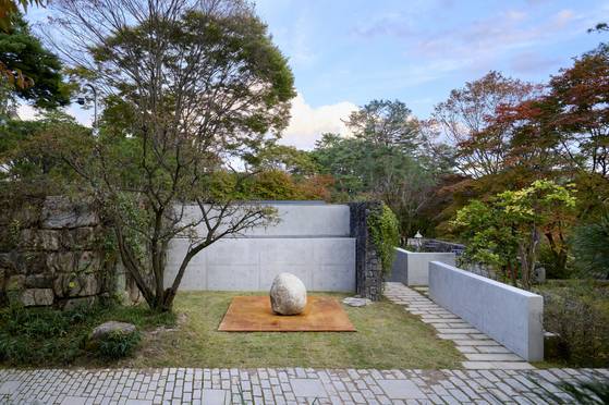 지난 10월 28일 희원 내에 개관한 이우환의 상설 공간 '실렌티움(묵시암)'. 실내 작품 3점과 야외 설치 1점이 놓였다. 사진 호암미술관