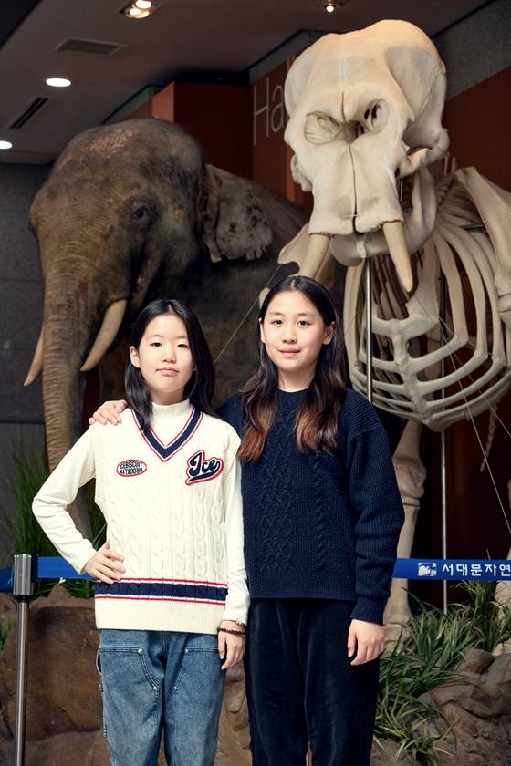 황지유(왼쪽)·이윤슬 학생기자가 서대문자연사박물관을 찾아 기후변화가 우리나라 생태계에 미친 영향을 살폈다.