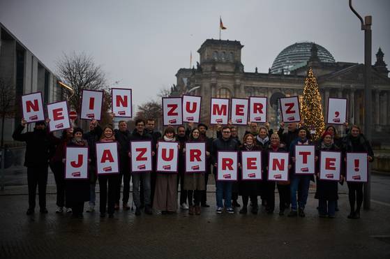 좌파당 소속 의원들이 지난 5일(현지시간) 독일 베를린의 독일 의회 앞에서 연금법안에 반대하는 시위를 벌이고 있다. AP=연합뉴스