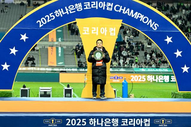 ▲ 강원FC 김태주 단장이  6일 서울월드컵경기장에서 열린 2025 하나은행 코리아컵 시상식에서 페어플레이팀상을 수상하고 있다.  강원FC 제공