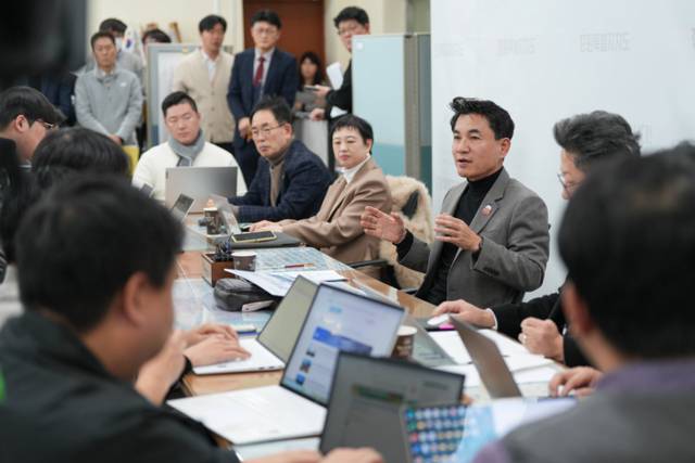 ▲ 김진태 강원도지사가 8일 도청 기자실에서 열린 간담회에서 용문~홍천 광역철도의 예비타당성조사 통과 당위성에 대해 설명하고 있다. 강원도 제공