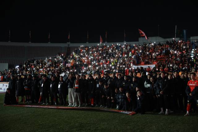 ▲ 강원FC 선수단이 지난달 30일 강릉하이원아레나에서 열린 포항스틸러스와 하나은행 K리그1 2025 최종전에서 승리한 뒤 팬들과 기쁨을 나누고 있다. 강원FC 제공