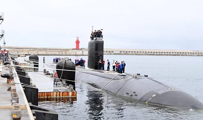 미국 LA급 핵추진잠수함(SSN) 아나폴리스함이 지난 2023년 7월24일 제주 해군기지에 군수 적재를 위해 입항하고 있다. 2023.7.24 사진=연합뉴스