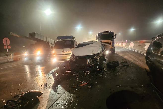 올해 초 경기 고양시 서울문산고속도로 문산 방향 고양분기점 인근에서 도로살얼음(블랙아이스)으로 인해 차량 43대의 다중추돌 사고가 발생해 차량이 뒤엉켜 있다. 경기도북부소방재난본부 제공