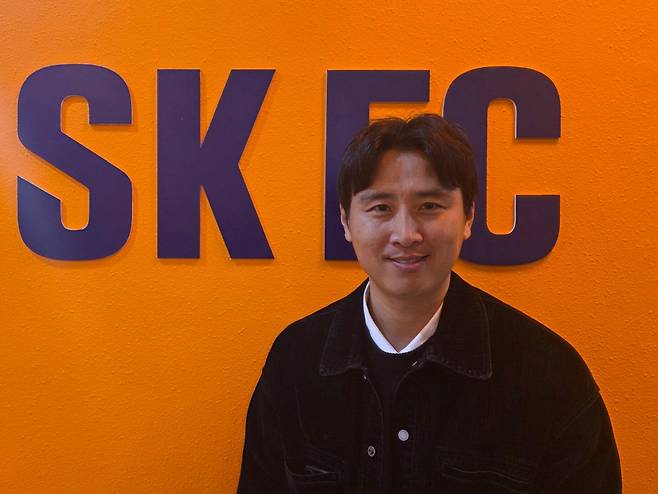 구자철 제주 SK 유소년 어드바이저가 지난 7일 제주월드컵경기장에서 기자와 만나 한국 축구의 2026 북중미 월드컵 조 추첨 결과에 대해 평가하고 있다. 황민국 기자