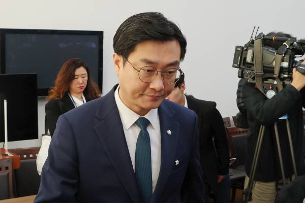 사법행정 개혁안 보고회 참석하는 장경태 의원더불어민주당 ‘사법불신 극복 및 사법행정 정상화 태스크포스(TF)’ 위원인 장경태 의원이 지난 2일 서울 여의도 국회에서 열린 사법행정 개혁안 보고회에 참석하고 있다. (연합뉴스)
