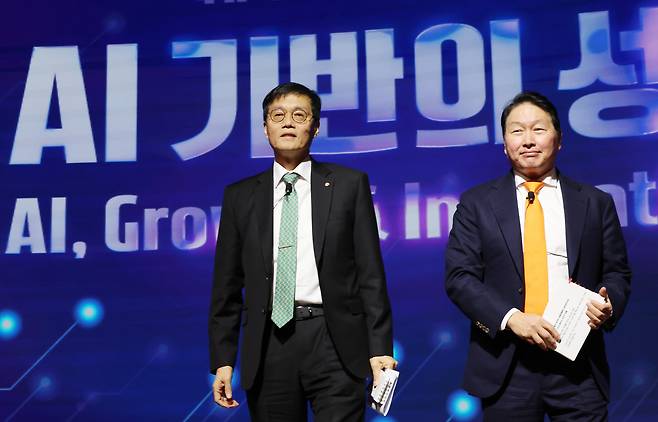Korea Chamber of Commerce and Industry Chairman Chey Tae-won, right, and Bank of Korea Gov. Rhee Chang-yong step down from the stage after a special dialogue held during the “AI-Based Growth and Innovation” seminar co-hosted by the Bank of Korea and the Korea Chamber of Commerce and Industry in central Seoul on Dec. 5. [YONHAP]