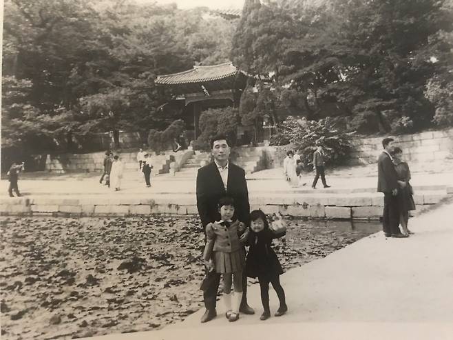 Lee Yong-il, the KBO’s first secretary general, poses with his two daughters. [LEE JI-HYUN]