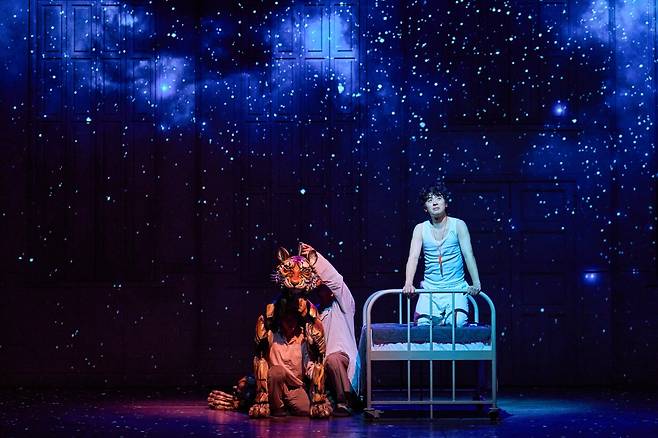 Actor Park Jeong-min acts as Pi in the ongoing play, ″Life of Pi,″ staged at the GS Arts Center in Gangnam District, southern Seoul, set to run through March 2. [S&CO]