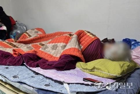 거동이 불편한 A씨(88)가 추위를 막기 위해 여러 장의 이불을 깔고 자리에 누워 있다. 정성식기자