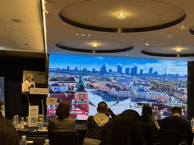 발표를 진행 중인 주잔나 스타인치크 폴란드 관광청 선임 스페셜리스트.  /사진= 강예신 기자