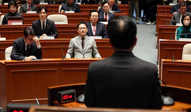장동혁 국민의힘 대표가 8일 국회에서 열린 의원총회 및 이재명 정권 독재악법 국민고발회에서 송언석 원내대표의 모두발언을 듣고 있다. [연합뉴스]