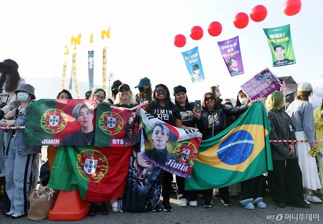 지난 6월 11일 오전 경기 연천군 연천공설운동장에서 팬들이 육군 5사단 포병여단에서 복무를 마친 지민과 정국을 기다리고 있다. /2025.06.11 /사진=김휘선 hwijpg@