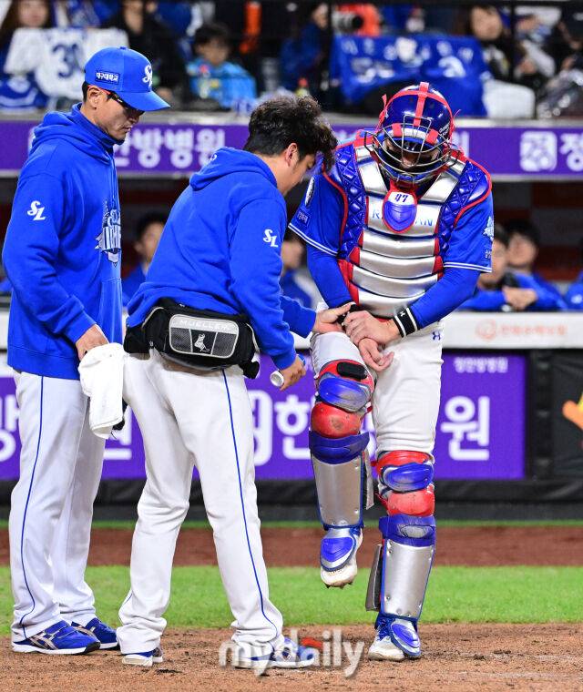2025년 10월 24일 오후 대전한화생명볼파크에서 열린 '2025 신한 SOL BANK KBO 포스트 시즌' 삼성 라이온즈와 한화 이글스의 플레이오프(PO) 5차전 경기. 삼성 강민호 포수가 4회말 1사 후 한화 손아섭의 파울 타구에 맞은 뒤 고통을 호소하고 있다./마이데일리