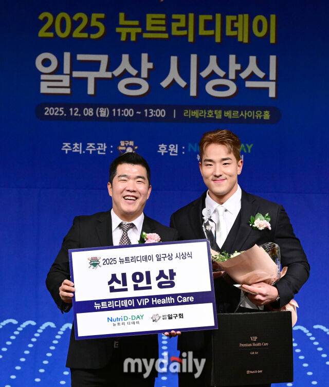 2025년 12월 8일 서울 청담동 리베라 호텔에서 '2025 뉴트리디데이 일구상 시상식'이 열렸다. KT 안현민이 신인상을 수상하고 있다./청담=유진형 기자 zolong@mydaily.co.kr