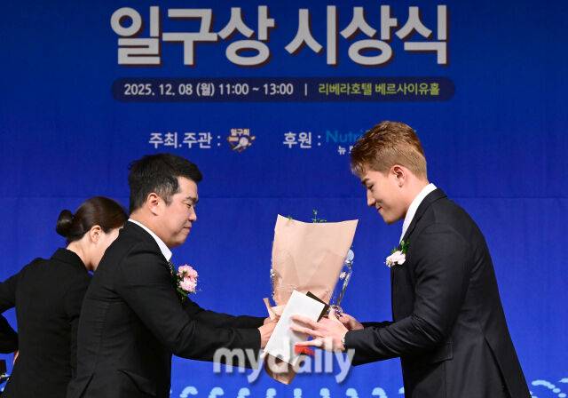 2025년 12월 8일 서울 청담동 리베라 호텔에서 '2025 뉴트리디데이 일구상 시상식'이 열렸다. KT 안현민이 신인상을 수상하고 있다./청담=유진형 기자 zolong@mydaily.co.kr