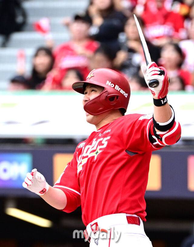 2025년 10월 11일 오후 인천 SSG랜더스필드에서 열린 '2025 신한 SOL Bank KBO 포스트시즌' 삼성 라이온즈와 SSG 랜더스의 준플레이오프 2차전 경기. SSG 최정이 3회말 2사 2루서 1타점 적시타를 치고 있다./마이데일리