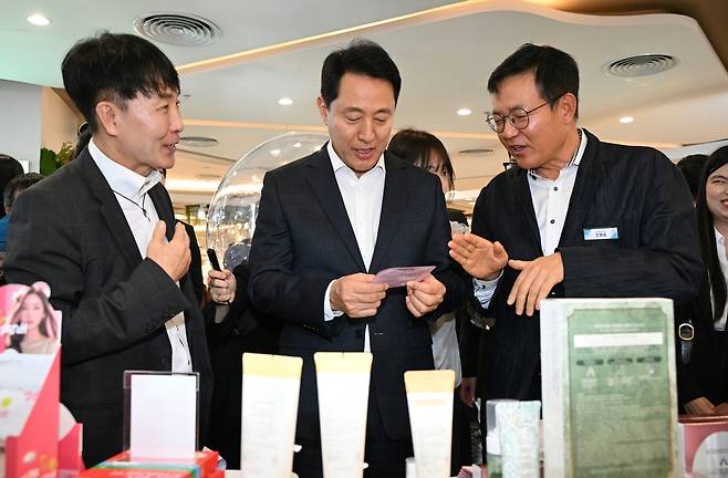 오세훈 서울시장이 지난 5일 하노이 빈컴메가몰 로얄시티에서 열린 서울뷰티 홍보체험관을 방문, 제품들을 살펴보고 있다. [서울시 제공]