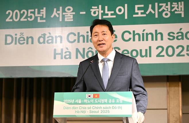 오세훈 서울시장이 지난 5일 롯데호텔 하노이에서 열린 ‘2025 서울-하노이 도시정책 공유 포럼’에 참석, 인사말을 하고 있다. [서울시 제공]